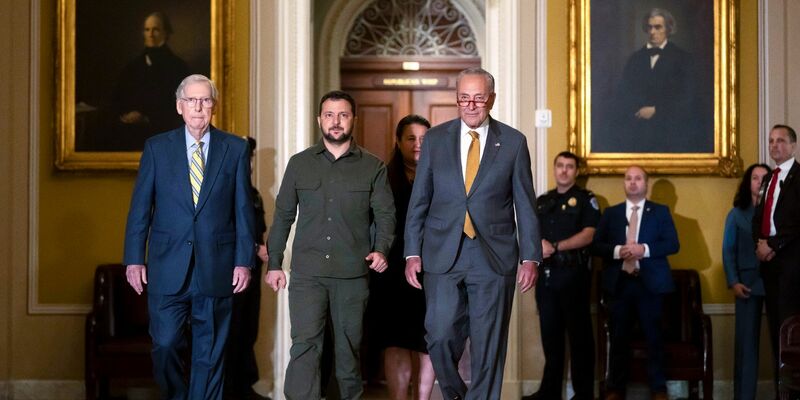 Wolodymyr Selenskyj (M) traf sich in Washington unter anderem mit Mitch McConnell (l), Minderheitsführer im Senat, und Chuck Schumer (r), Mehrheitsführer im Senat - Foto: Mark Schiefelbein/AP/dpa