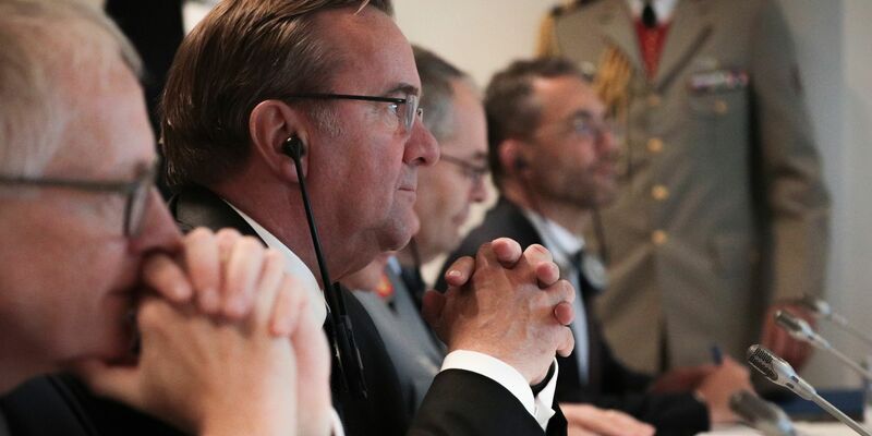 Bundesverteidigungsminister Boris Pistorius (M, SPD) während des bilateralen Treffens auf dem Luftwaffenstützpunkt Evreux. - Foto: Lou Besnoist/POOL AFP/AP/dpa