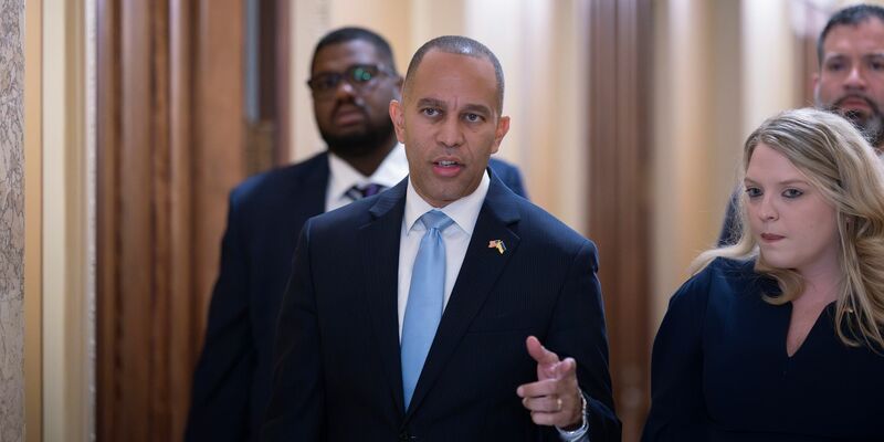 Der oberste Demokrat im US-Repräsentantenhaus, Hakeem Jeffries, übt harsche Kritik an den Republikanern. - Foto: J. Scott Applewhite/AP/dpa