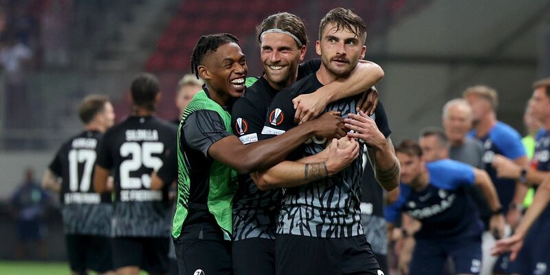 Maximilian Philipp (r) sicherte Freiburg bei Olympiakos den Sieg. - Foto: Yorgos Karahalis/dpa