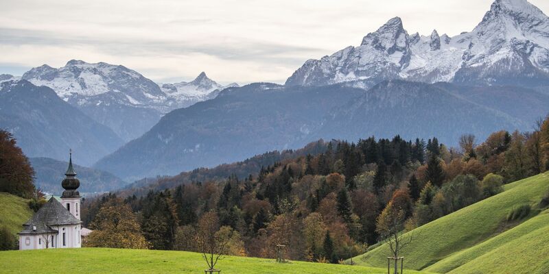 Der Watzmann (r) ist der dritthöchste Berg Deutschlands (2713 Meter). - Foto: Lino Mirgeler/dpa