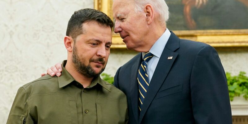 Dankt für die Untersützung an «allen 575 Tagen» des Krieges: Wolodymyr Selenskyj zu Besuch bei Joe Biden. - Foto: Evan Vucci/AP/dpa