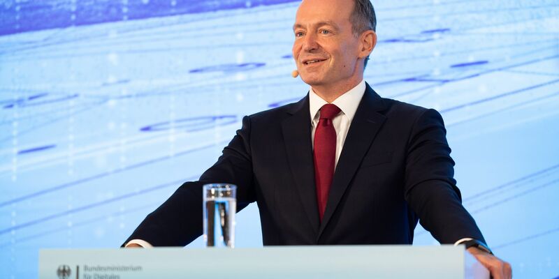 FDP-Verkehrsminister Volker Wissing weicht der Frage aus, ob der Preis von 49 Euro für das Deutschlandticket gehalten werden kann. - Foto: Lando Hass/dpa