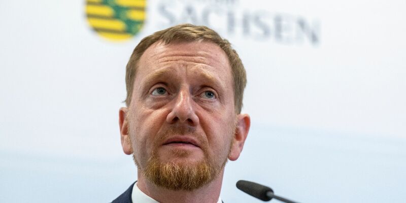 Die Bezahlkarte sei wichtig, um Transferzahlungen von Geflüchteten in ihre Herkunftsländer zu erschweren, sagt Michael Kretschmer. - Foto: Hendrik Schmidt/dpa