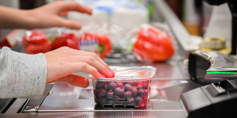 Hohe Inflationsraten sind erst einmal passé - aber das jetzige Preisniveau macht vielen Menschen zu schaffen. (Archivbild) - Foto: Julian Stratenschulte/dpa