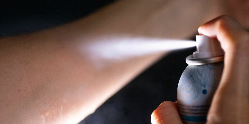 Wenn man sich Deo lange auf eine Hautstelle sprüht, können laut BfR im Extremfall innerhalb weniger Sekunden Temperaturabsenkungen auf bis zu -30 Grad erreicht werden. - Foto: Monika Skolimowska/dpa