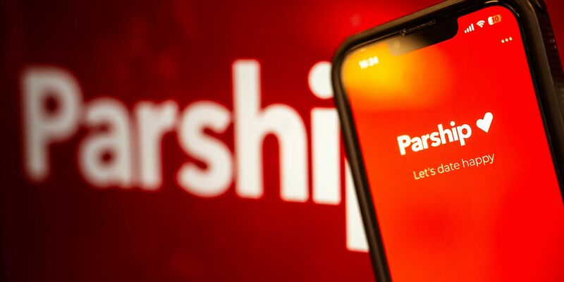 Die App der Online-Partnervermittlung Parship auf einem Smartphone. - Foto: Sina Schuldt/dpa