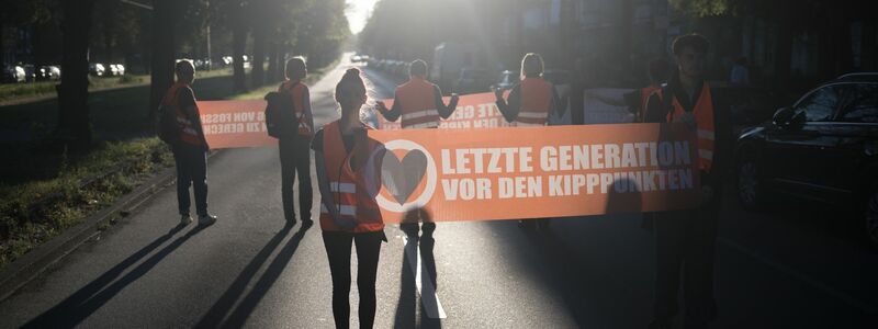 75 Unterstützer der Letzten Generation haben sich am Vormittag in Berlin an Straßenblockaden beteiligt. - Foto: Sebastian Christoph Gollnow/dpa