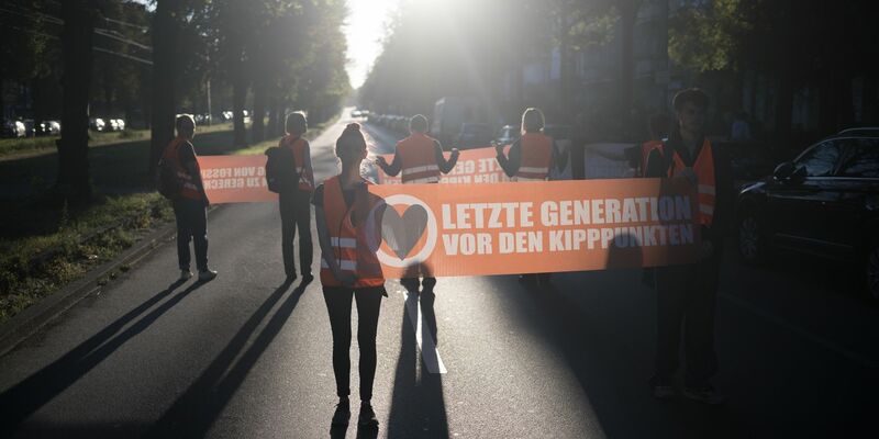 75 Unterstützer der Letzten Generation haben sich am Vormittag in Berlin an Straßenblockaden beteiligt. - Foto: Sebastian Christoph Gollnow/dpa