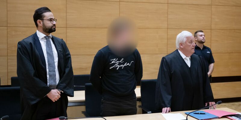 Der Angeklagte (M) und seine Verteidiger im Gerichtssaal im Landgericht Bielefeld. - Foto: Bernd Thissen/dpa