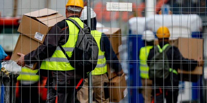Arbeiter bringen Material auf eine Baustelle (Symbolbild). «Der Wirtschaftsabschwung hat sich in Deutschland festgesetzt. Das macht sich auch auf dem Arbeitsmarkt bemerkbar», stellt das IAB fest. - Foto: Axel Heimken/dpa