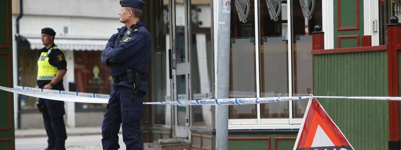 Polizisten in Sandviken nordwestlich von Stockholm. Zehntausende Menschen in Schweden sind nach Schätzungen in Bandenkriminalität verwickelt. - Foto: Henrik Hansson/TT News Agency/AP/dpa