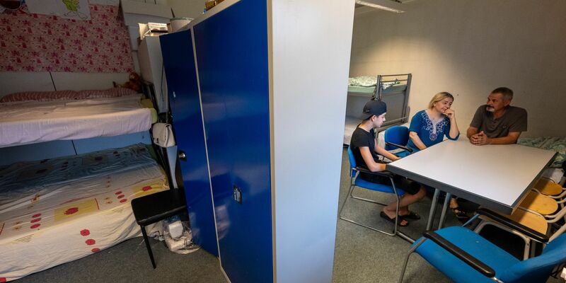 Eine Familie in ihrem Zimmer in einer Asylunterkunft in Olching bei München. Die Kapazitäten der Einrichtungen in Bayern sind überstrapaziert. - Foto: Peter Kneffel/dpa