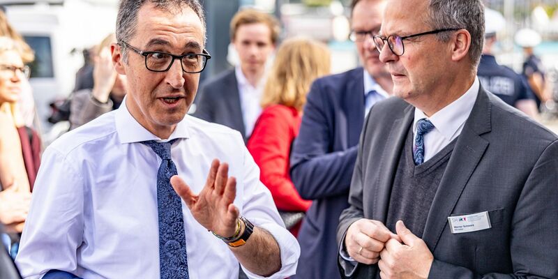 Bundeslandwirtschaftsminister Cem Özdemir (Bündnis90/Die Grünen, l) im Gespräch mit seinem schleswig-holsteinischen Kollegen Werner Schwarz (CDU). - Foto: Axel Heimken/dpa