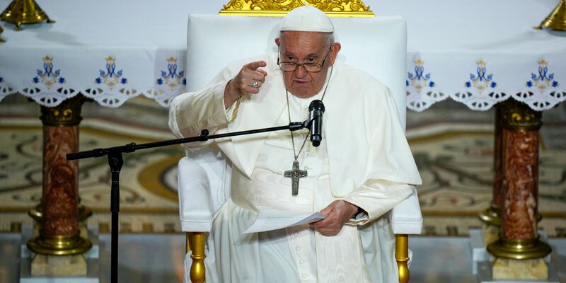 «Menschen, die zu ertrinken drohen, wenn sie auf den Wellen ausgesetzt werden, müssen gerettet werden», mahnt Papst Franziskus. - Foto: Daniel Cole/AP/dpa