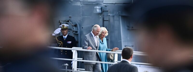 König Charles III. und Königin Camilla von Großbritannien gehen von Bord der HMS Iron Duke. - Foto: Christophe Archambault/POOL AFP/AP/dpa