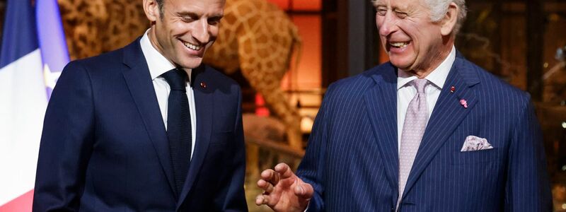 Emmanuel Macron (l), Präsident von Frankreich, und König Charles III. von Großbritannien scheinen sich zu amüsieren. - Foto: Ludovic Marin/POOL AFP/AP/dpa
