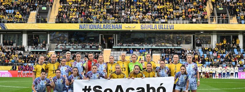 Die schwedische und die spanische Mannschaft setzten vor dem Spiel ein Zeichen gegen sexuelle Übergriffe. - Foto: Adam Ihse/TT News Agency/AP