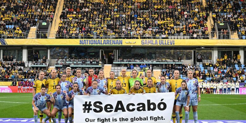 Die schwedische und die spanische Mannschaft setzten vor dem Spiel ein Zeichen gegen sexuelle Übergriffe. - Foto: Adam Ihse/TT News Agency/AP