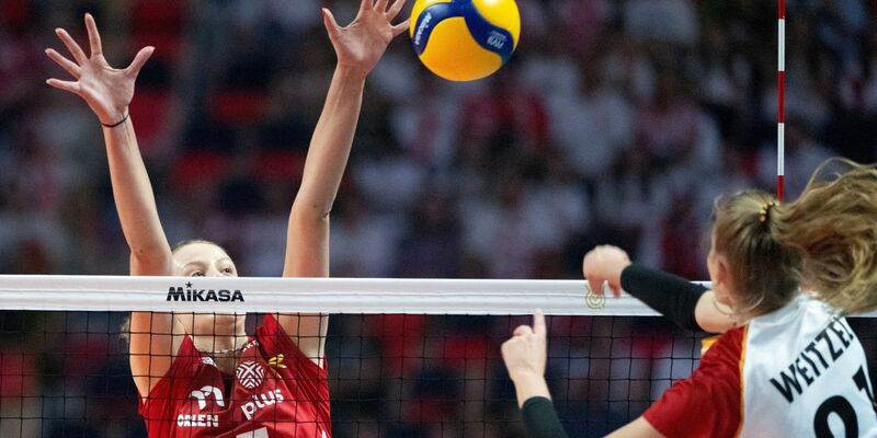 Die DVV-Frauen um Camilla Weitzel (r) verpassten gegen Polen einen wichtigen Sieg. - Foto: Grzegorz Michalowski/PAP/dpa