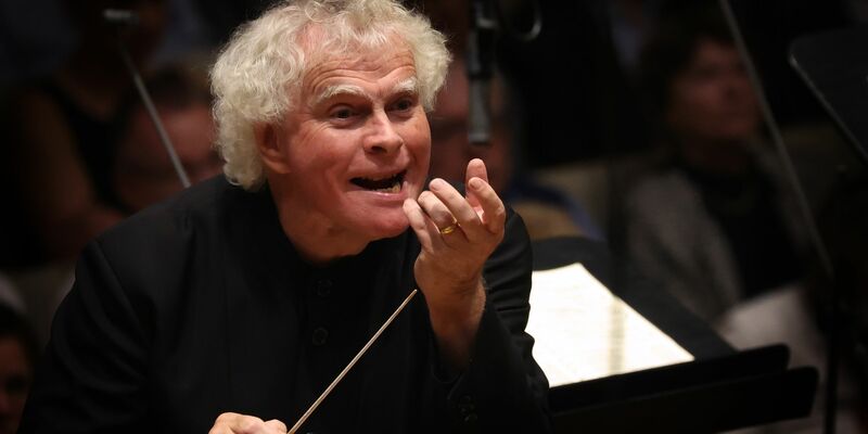 Sir Simon Rattle ist neuer Chefdirigent des Symphonieorchesters des Bayerischen Rundfunks. - Foto: Karl-Josef Hildenbrand/dpa