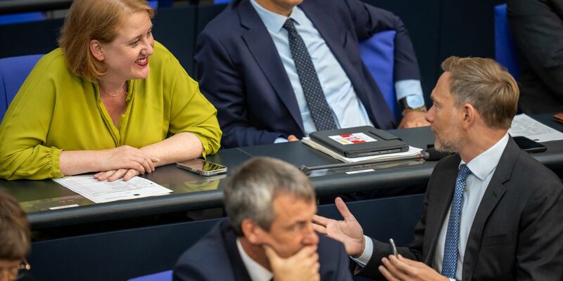 Finanzminister Christian Lindner (FDP) spricht im Bundestag mit Familienministerin Lisa Paus (Grüne). - Foto: Michael Kappeler/dpa