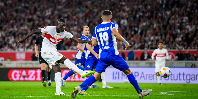 Stuttgarts Serhou Guirassy (l) erzielte beim Sieg gegen Darmstadt seine Saisontore neun und zehn. - Foto: Tom Weller/dpa