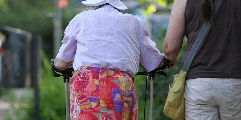 Seniorin mit Helferin (Archiv) - Foto: ?ber dts Nachrichtenagentur