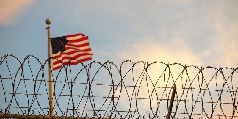 Eine US-amerikanische Flagge weht im Gefangenlager Guantánamo im Wind. - Foto: Maren Hennemuth/dpa