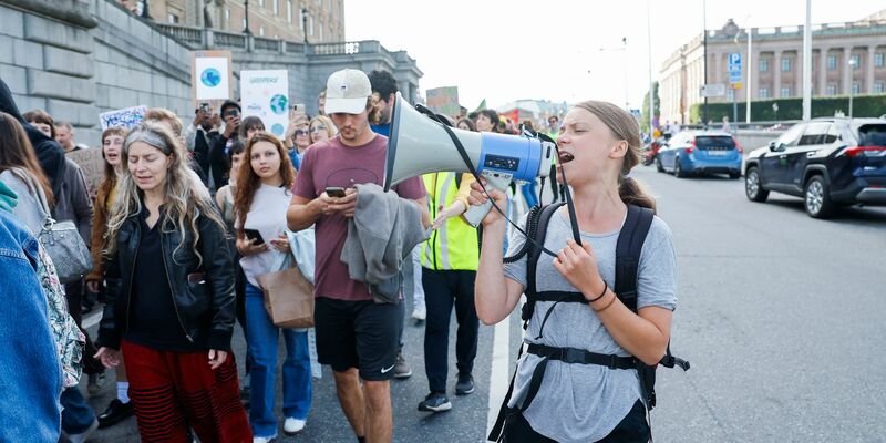 Die schwedische Aktivistin Greta Thunberg und weitere, überwiegend junge Menschen ziehen durch Stockholm. - Foto: Christine Olsson/TT NEWS AGENCY/AP/dpa