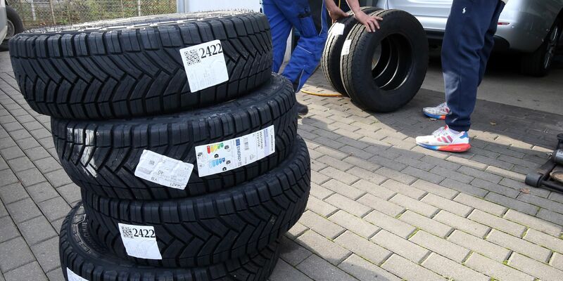 Millionen Autofahrer brauchen neue Winterreifen. - Foto: Wolfgang Kumm/dpa
