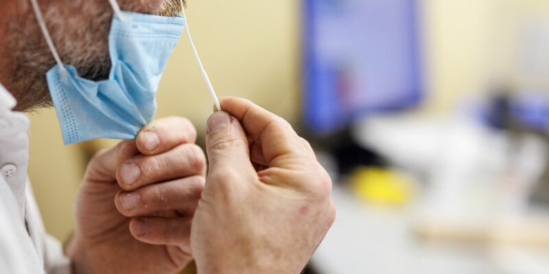 Viele Deutsche machen sich keine Sorgen vor einer möglichen Corona-Ansteckung in diesem Herbst und Winter. - Foto: Matthias Balk/dpa