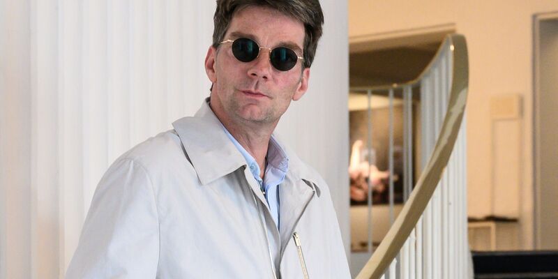 «Es ist tragisch, was passiert ist, und auch zu bereuen»: Marco Goecke im Foyer der Staatsoper Hannover. Der ehemalige Choreograf des Hauses sorgte mit seiner Hundekot-Attacke international für Schlagzeilen. - Foto: Christophe Gateau/dpa