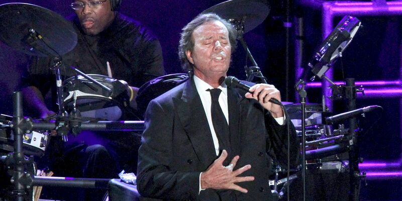 Julio Iglesias bei einem Konzert im Jahr 2010. Der spanische Schlagerstar feiert seinen 80. Geburtstag. - Foto: Daniel Perez/efe/epa/dpa