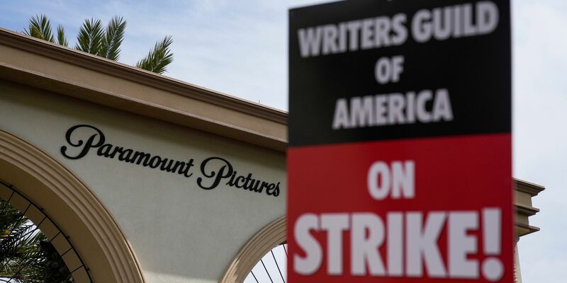 Mitglieder der Writers Guild of America demonstrieren vor dem Gelände der Paramount Pictures in Los Angeles. - Foto: Ashley Landis/AP