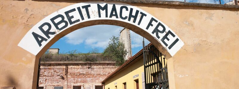 Der Eingang zur kleinen Festung Theresienstadt, wo während des Zweiten Weltkriegs ein Gestapo-Gefängnis untergebracht war. - Foto: Michael Heitmann/dpa