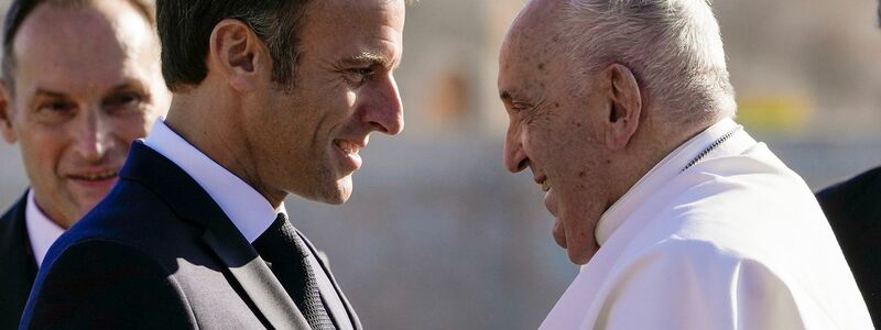 Frankreichs Präsident Emmanuel Macron (l) begrüßt Papst Franziskus. - Foto: Alessandra Tarantino/AP