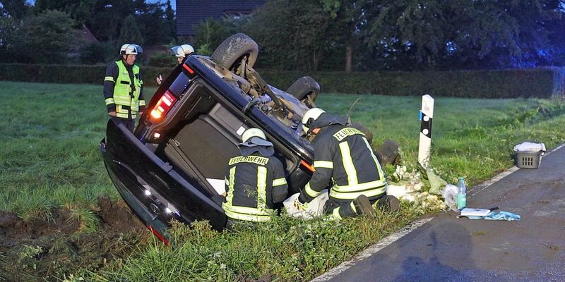 Ein Brautpaar und fünf Hochzeitsgäste sind bei einem Unfall im Landkreis Osnabrück verletzt worden. - Foto: ---/Nord-West-Media TV/dpa