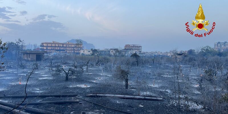 Brände auf Sizilien: Der nördliche Teil der Mittelmeerinsel ist besonders betroffen. - Foto: Vigili del Fuoco/dpa