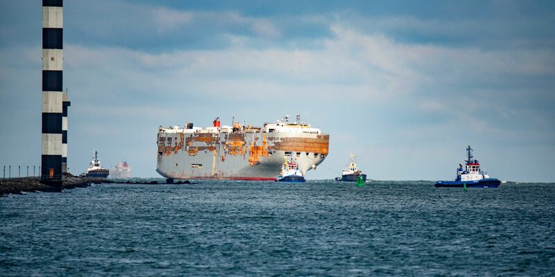 Der bei einem Brand schwer beschädigte Autofrachter «Fremantle Highway» ist nach zwei Tagen Fahrt vom Groninger Eemshaven in Rotterdam angekommen. - Foto: Marco Hoope/ANP/dpa