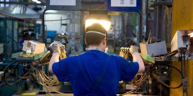 Die Fachkräftesituation in Deutschland bleibt weiter angespannt. Etwa in der regenerativen Energietechnik und der Leitungsinstallation und -wartung gibt es viele offene Stellen (Symbolfoto). - Foto: picture alliance / dpa