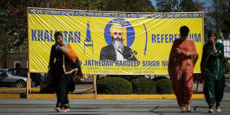 Ein Banner mit dem Abbild des getöteten Hardeep Singh Nijjar ist vor einem Sikh-Kulturzentrum im kanadischen Surrey aufgestellt. Der Fall belastet das Verhältnis zwischen Kanada und Indien. - Foto: DARRYL DYCK/The Canadian Press/AP/dpa