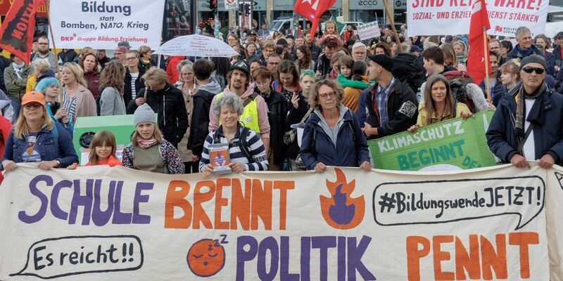 In Hamburg ziehen Demonstranten vom Jungfernstieg aus durch die Innenstadt bis in die Nähe des Bahnhofs Dammtor. - Foto: Markus Scholz/dpa