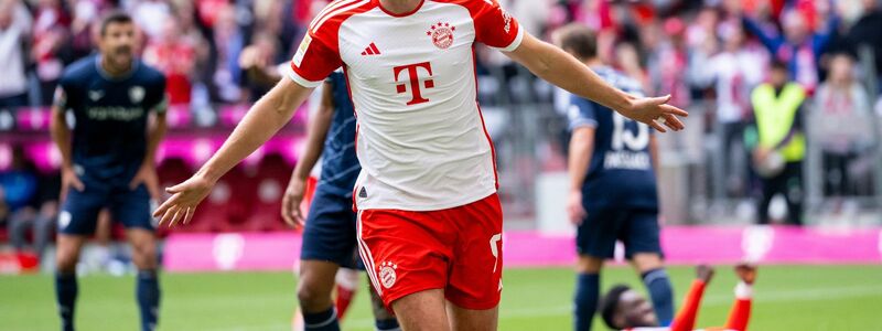 Wendepunkt: Bayern-Profi Joao Palhinha (M.) sieht gegen den VfL Bochum Rot. - Foto: Sven Hoppe/dpa