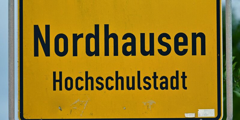 Bei der Stichwahl in Nordhausen können sich die Wählerinnen und Wähler zwischen AfD-Kandidat Jörg Prophet und dem parteilosen Amtsinhaber Kai Buchmann entscheiden. - Foto: Martin Schutt/dpa