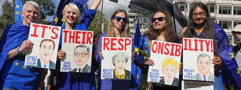Menschen in London fordern die Rückkehr Großbritanniens in die EU. - Foto: Jeff Moore/PA Wire/dpa