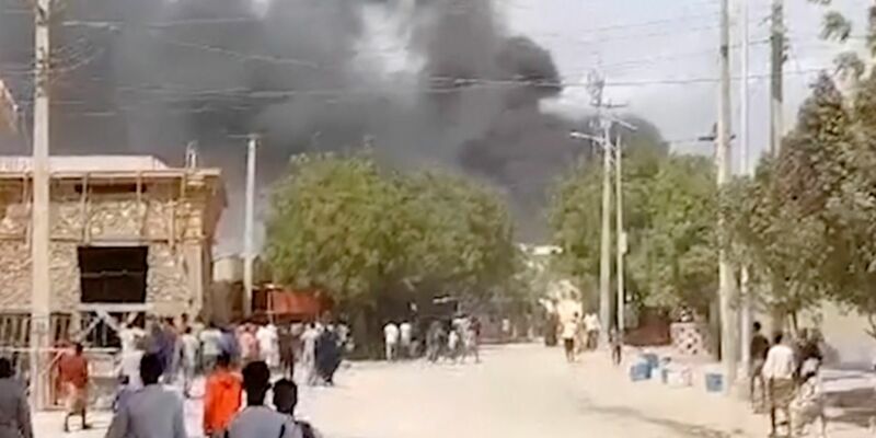Rauch steigt über dem Anschlagsort in Beledweyne auf (Videostandbild). - Foto: -/AP/dpa