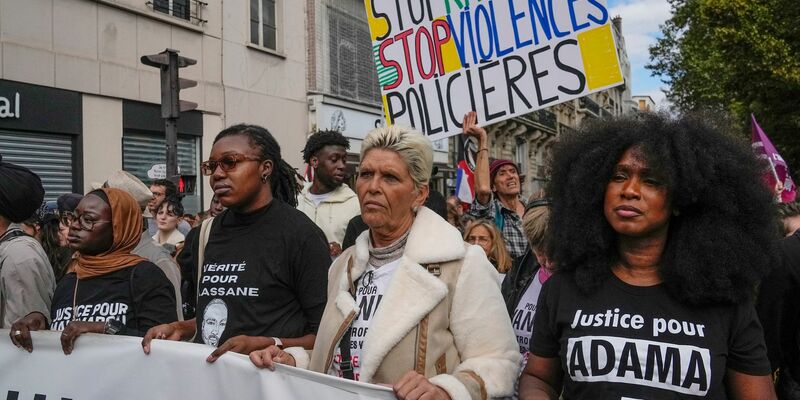 Demonstration gegen Polizeigewalt in Paris. - Foto: Michel Euler/AP/dpa