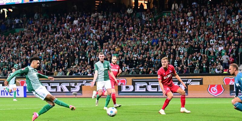 Bremens Justin Njinmah (l) erzielt den Treffer zum 2:1. - Foto: Sina Schuldt/dpa