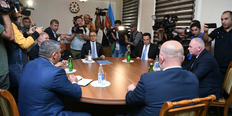 Gespräche zwischen Vertretern der armenischen Gemeinschaft von Berg-Karabach, der aserbaidschanischen Regierung und des russischen Friedenskontingents. - Foto: Uncredited/AP/dpa